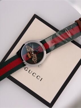 Gucci *NWT* G timeless bee motif green and red strap
